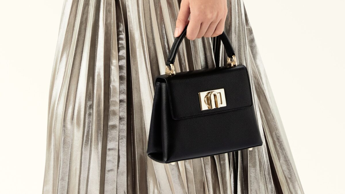 フルラの黒いミニバッグを持っている女性